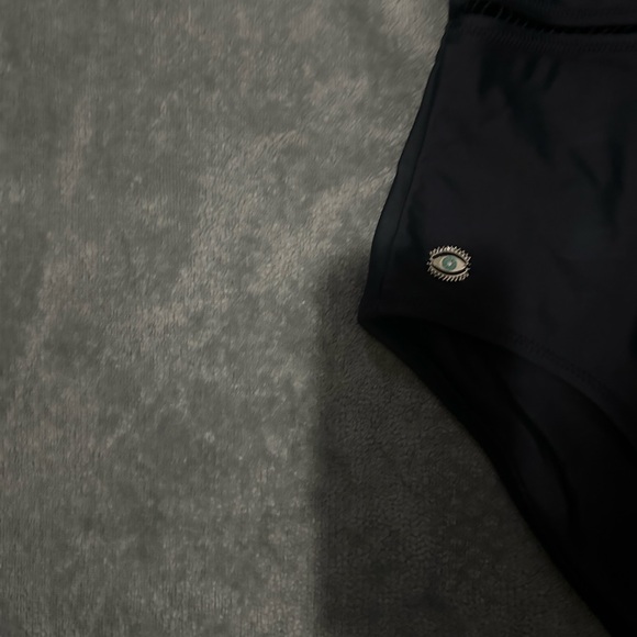 Biliblond Elegant Black One-Piece Swimsuit - Picture 4 of 5